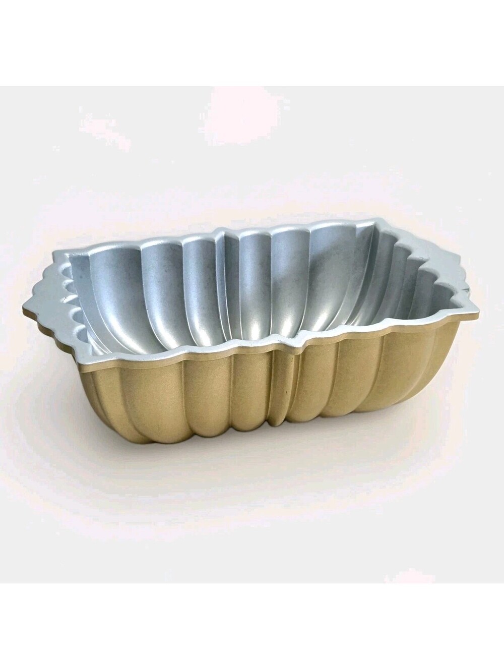 Nordic Ware Classic Fluted Loaf Pan 6 Cups 1.4L  Cast Aluminum Gold CLEAN